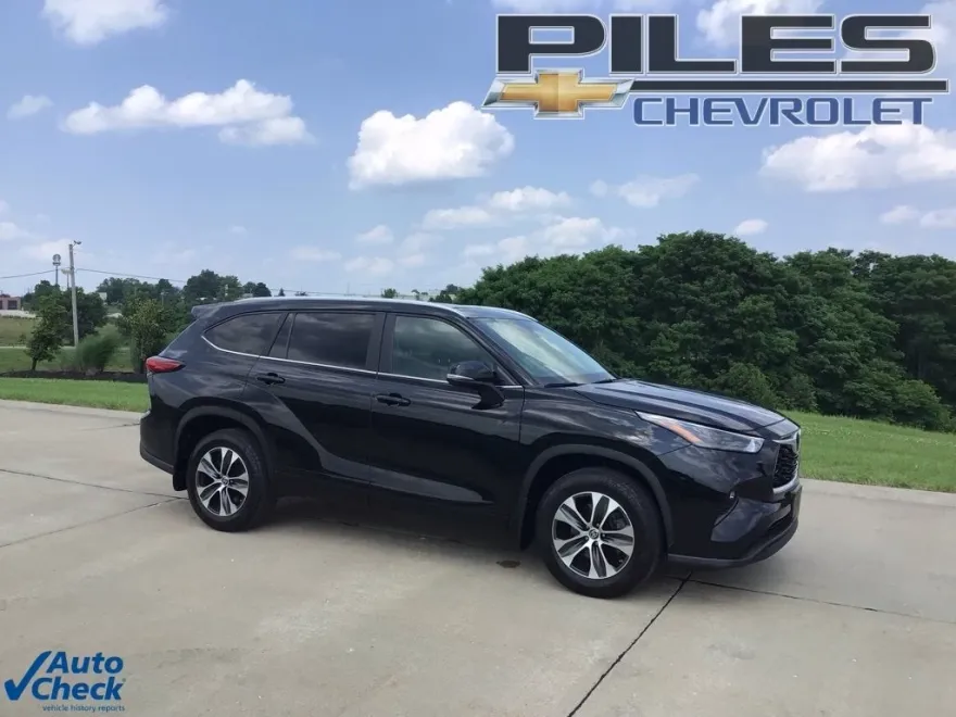 2023 Toyota Highlander L photo 1