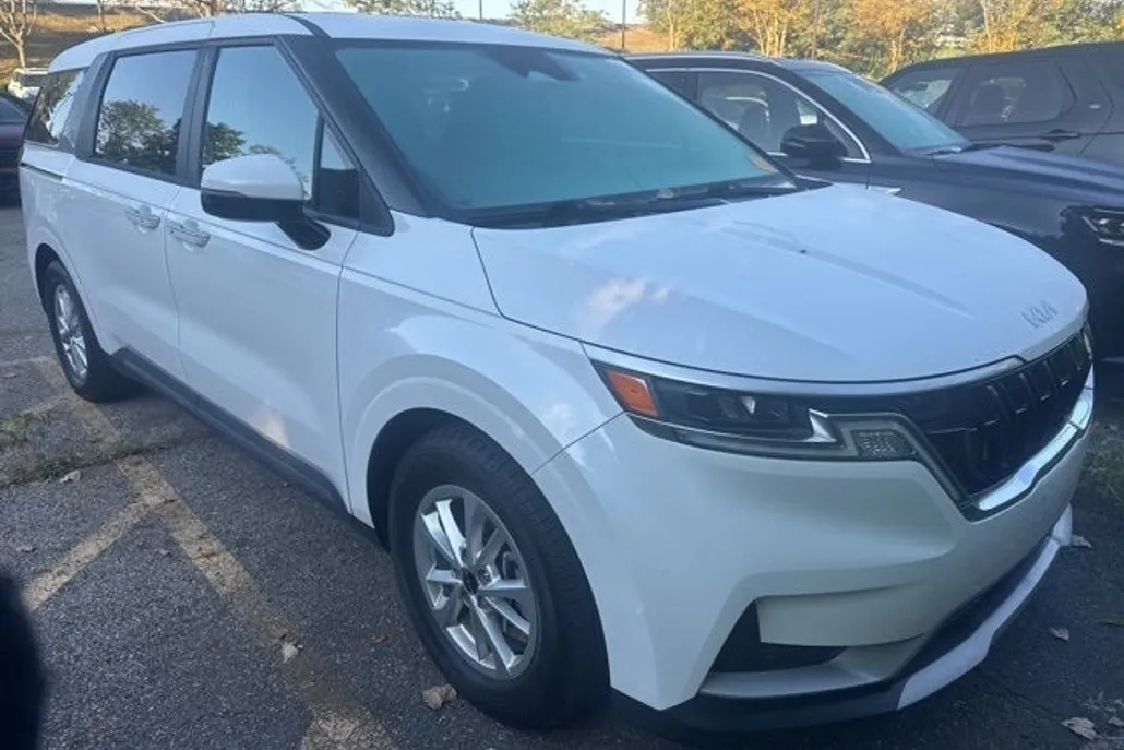2022 Kia Carnival LXS photo 1