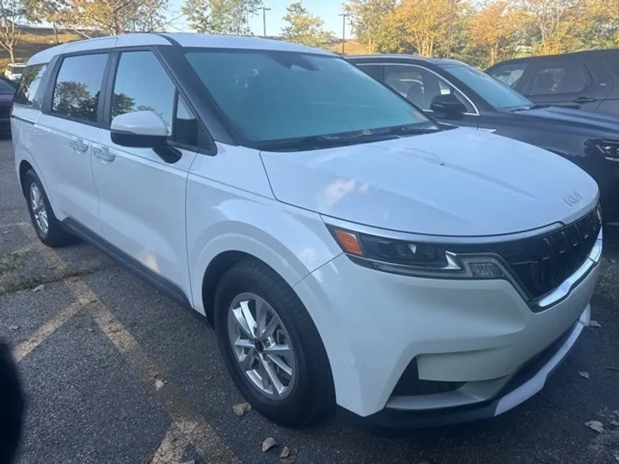 2022 Kia Carnival LXS photo 1