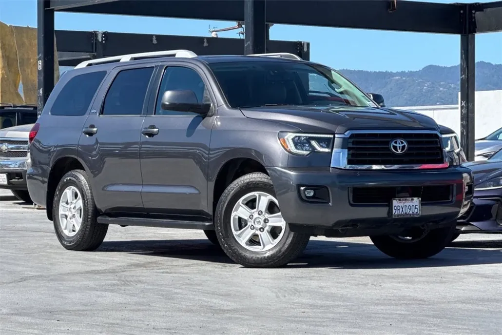 2018 Toyota Sequoia SR5 photo 1