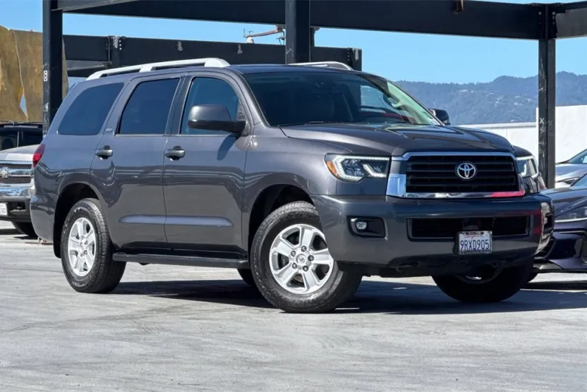2018 Toyota Sequoia SR5 photo 1