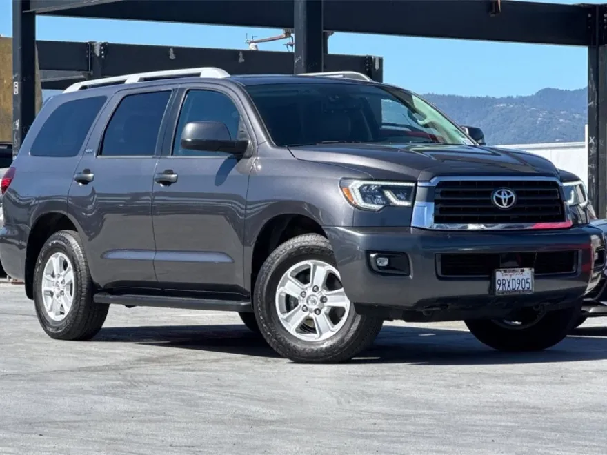 2018 Toyota Sequoia SR5 photo 1