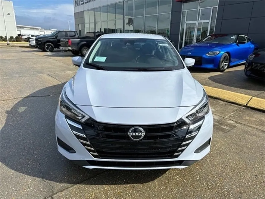 2025 Nissan Versa 1.6 SV photo 2