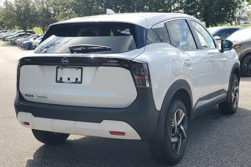 2025 Nissan Kicks SV photo 1