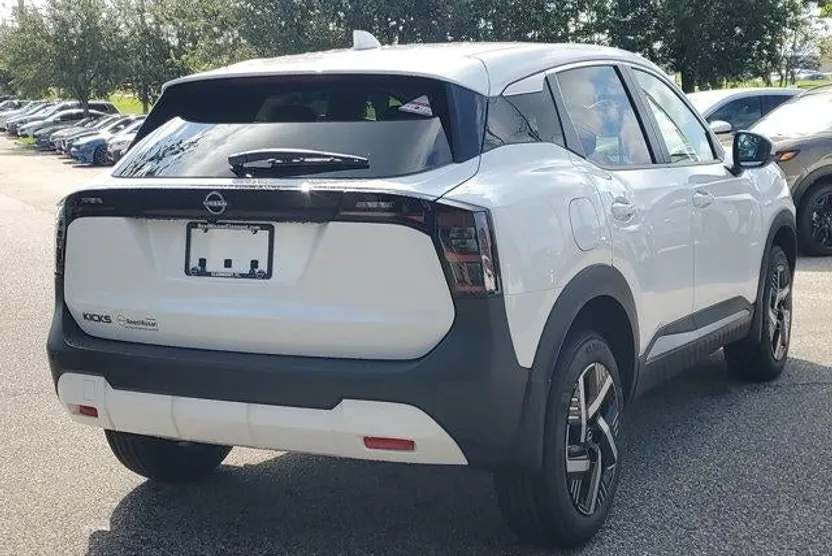 2025 Nissan Kicks SV photo 1