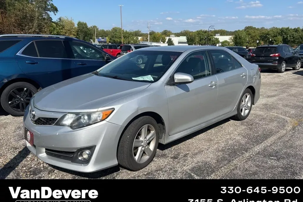 2012 Toyota Camry SE photo 1