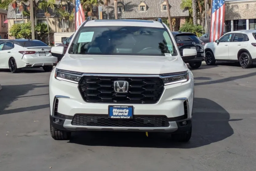 2024 Honda Pilot Touring photo 1