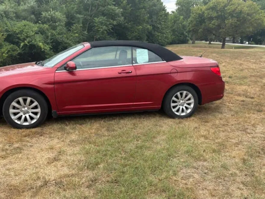 2010 Chrysler Sebring Touring photo 1