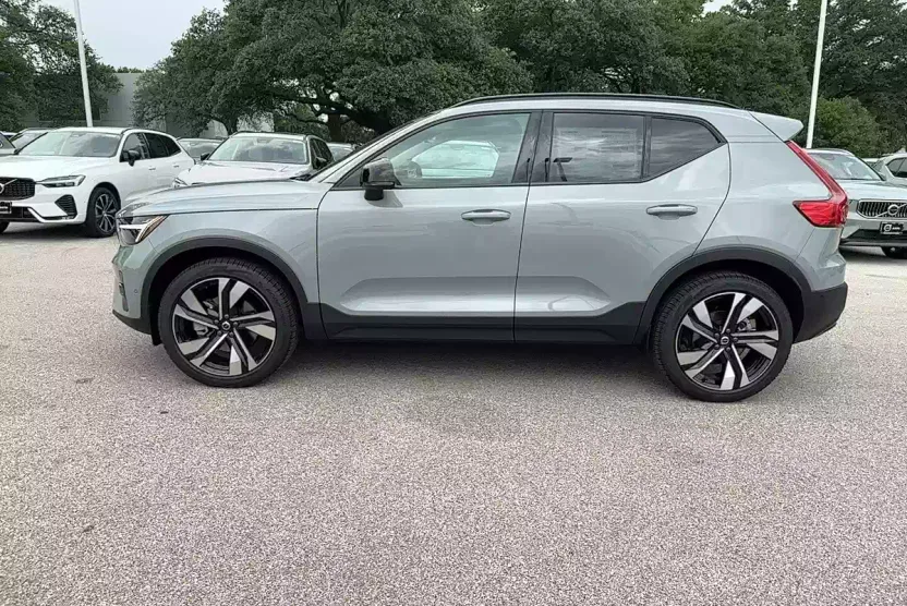 2025 Volvo XC40 photo 1