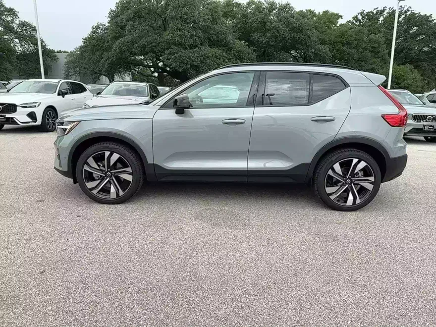 2025 Volvo XC40 photo 1