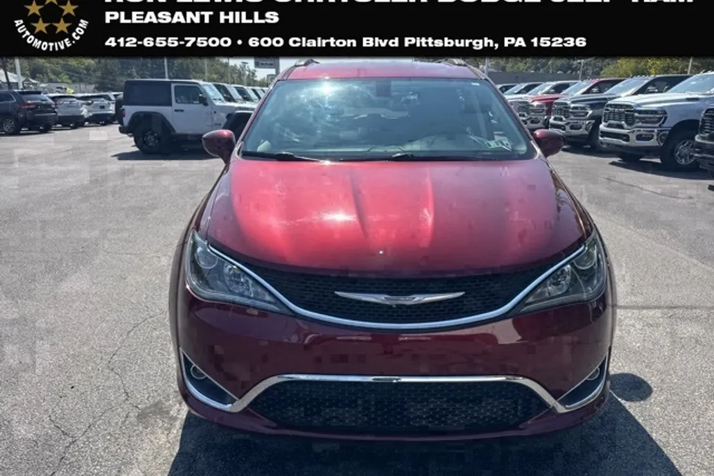 2017 Chrysler Pacifica Touring L photo 1