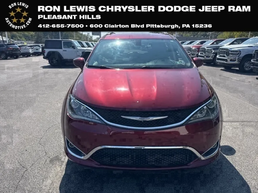 2017 Chrysler Pacifica Touring L photo 1