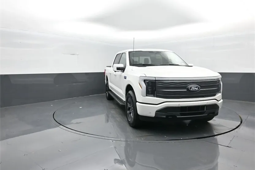 2025 Ford F-150 Lightning Lariat photo 1