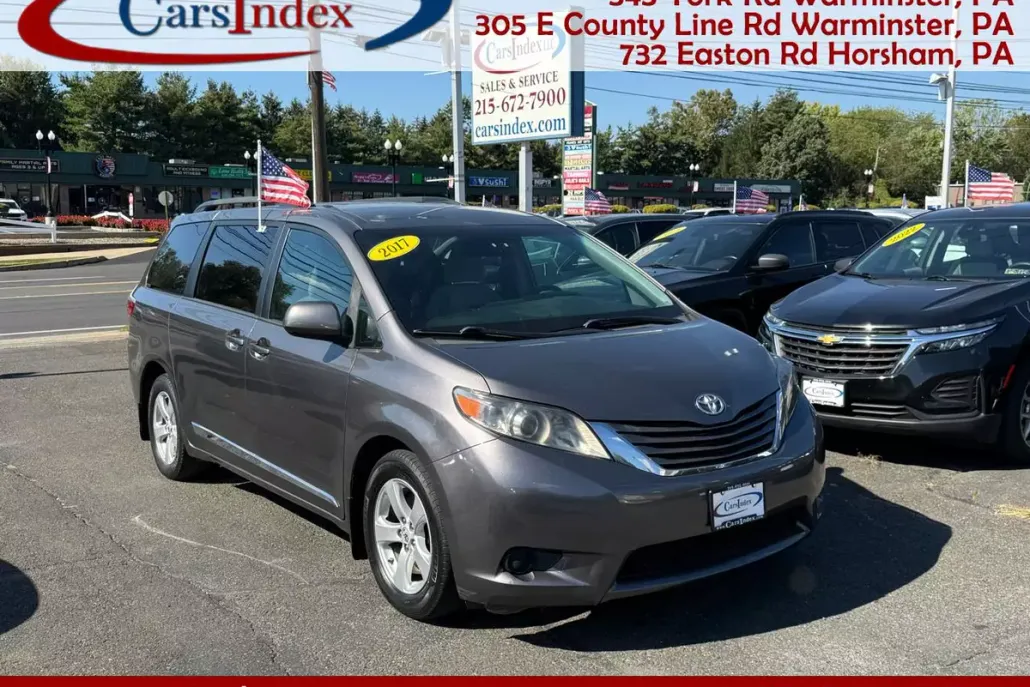 2017 Toyota Sienna LE photo 1