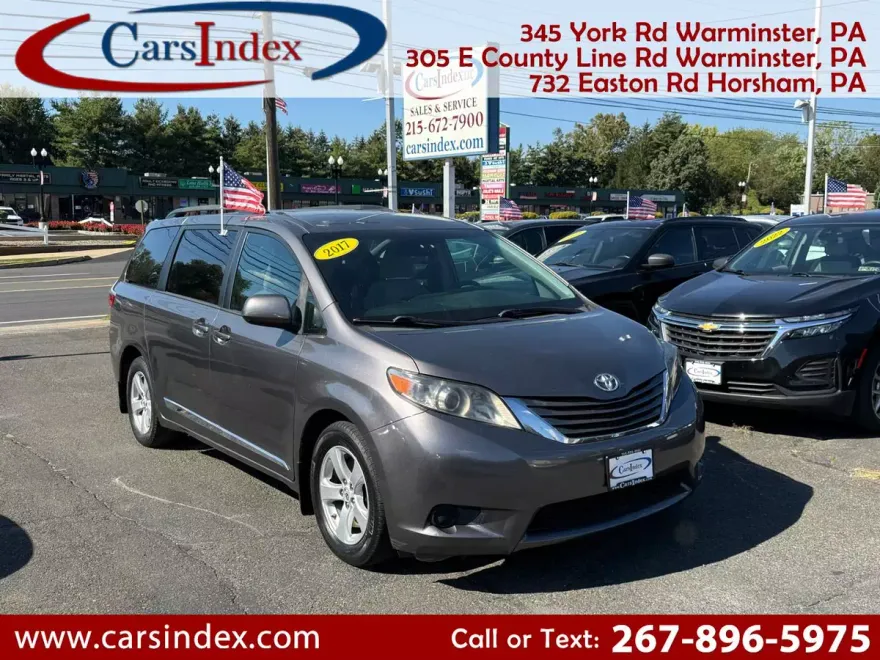 2017 Toyota Sienna LE photo 1