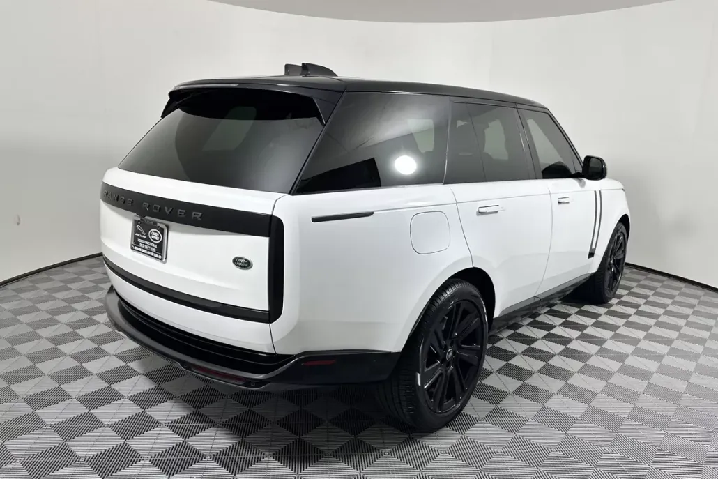 2023 Land Rover Range Rover SE photo 1