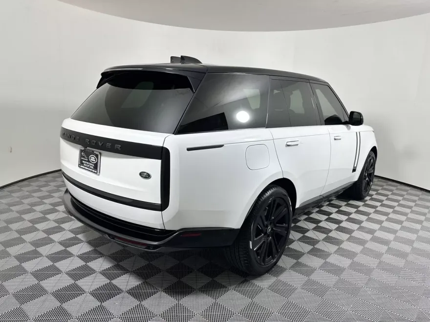 2023 Land Rover Range Rover SE photo 1