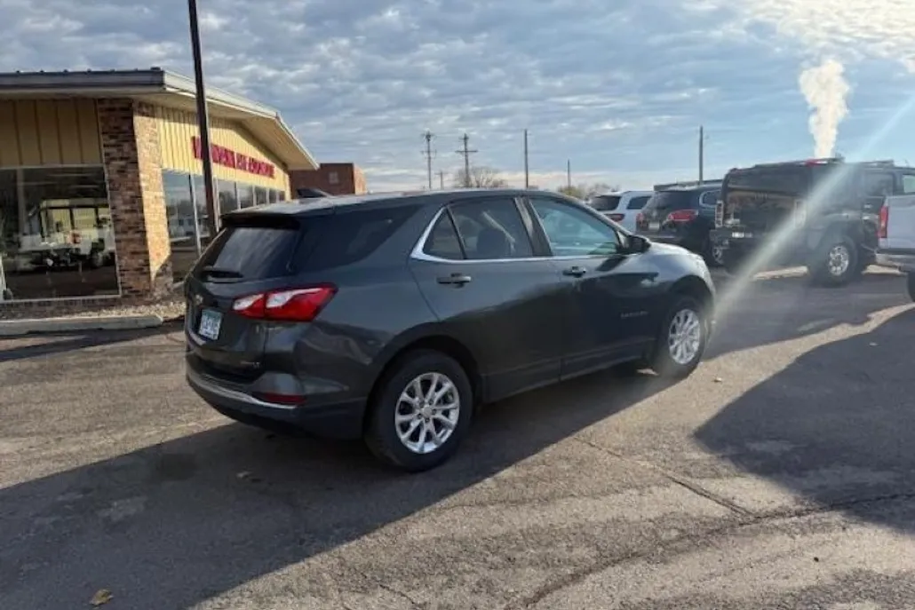 2021 Chevrolet Equinox LT photo 1