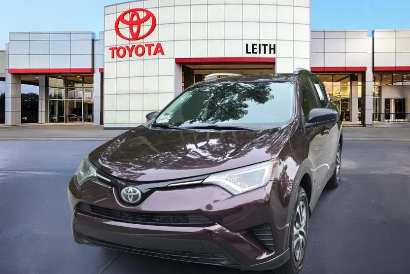 2018 Toyota RAV4 LE photo 1