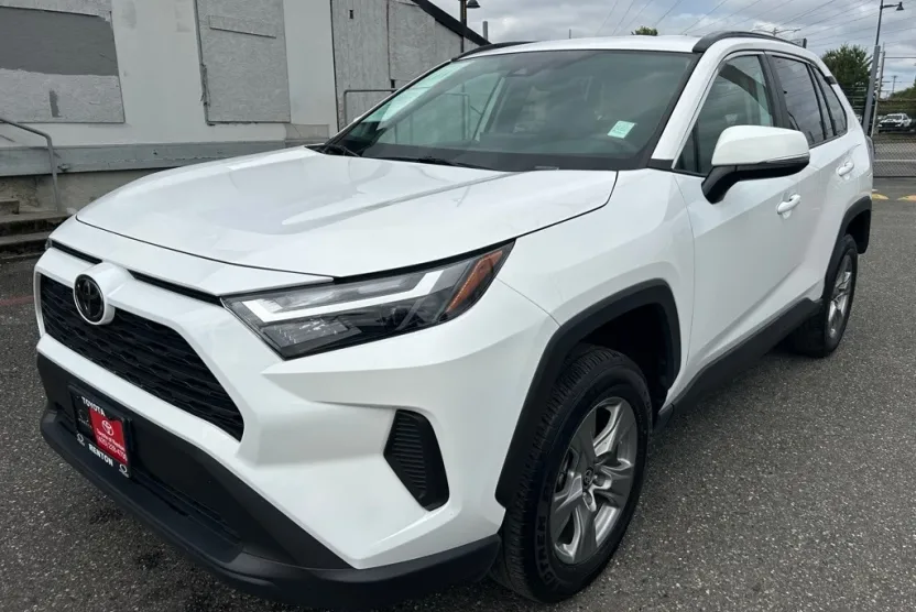 2024 Toyota RAV4 XLE photo 1
