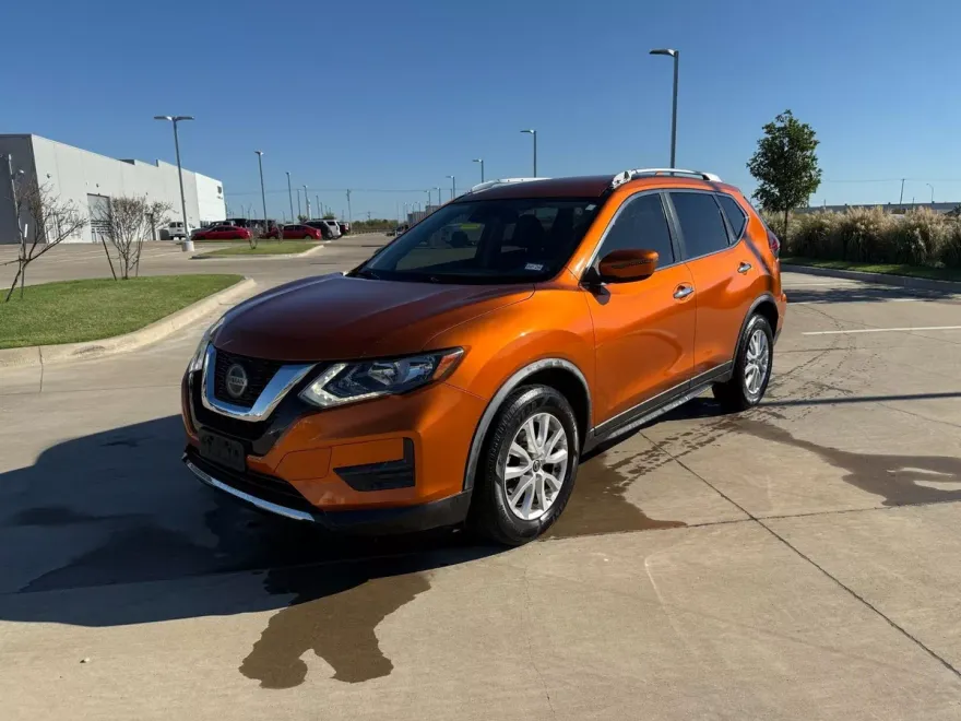 2020 Nissan Rogue SV photo 1