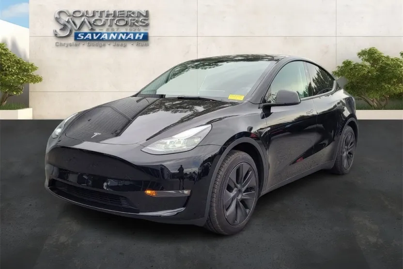 2025 Tesla Model Y Long Range photo 1