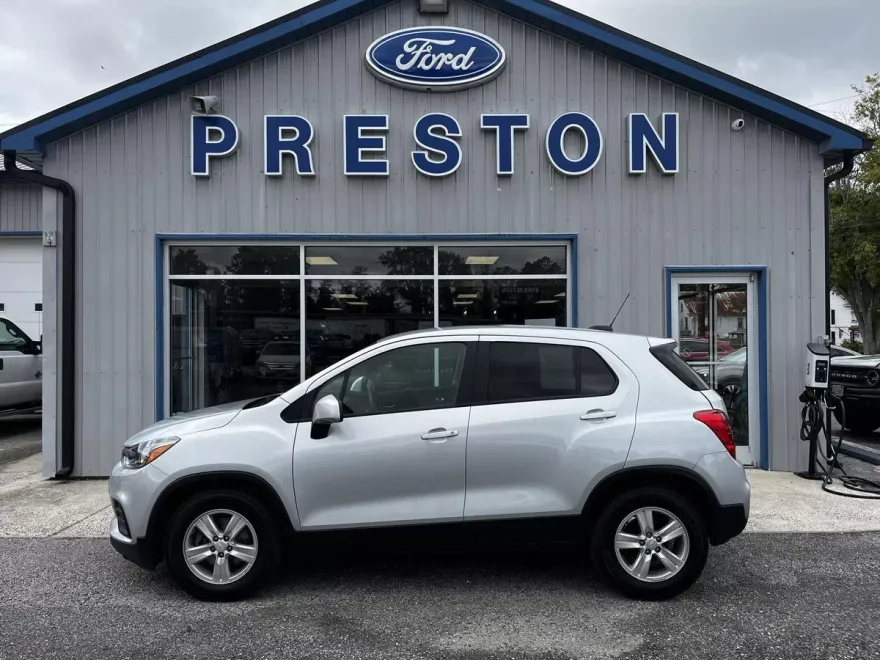 2020 Chevrolet Trax LS photo 1