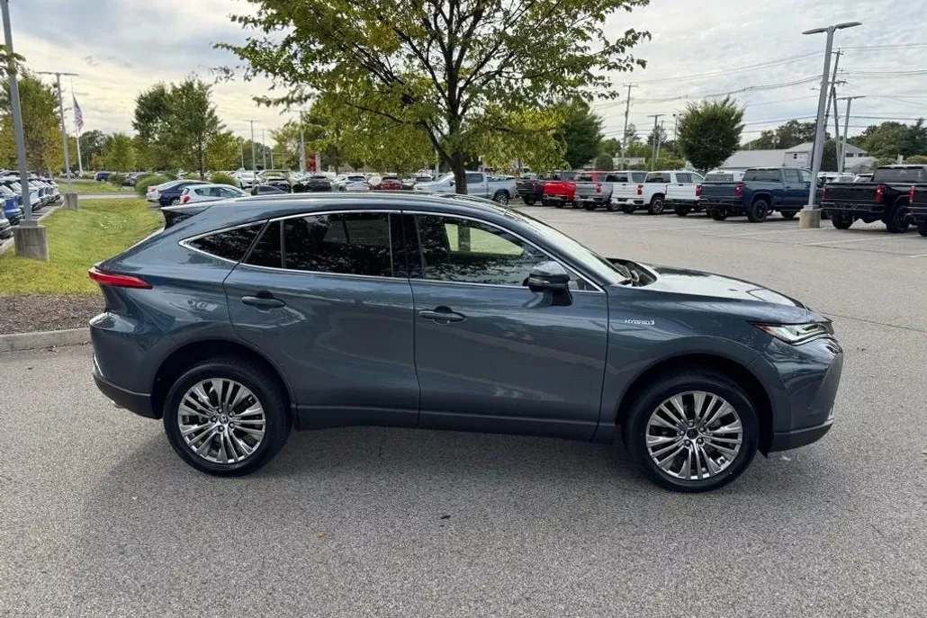 2021 Toyota Venza LE photo 1