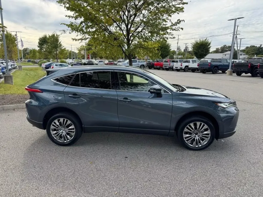 2021 Toyota Venza LE photo 1