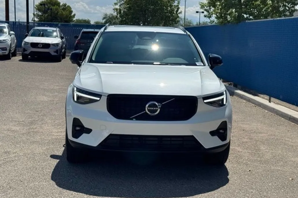 2026 Volvo XC40 Plus photo 1