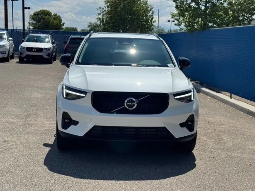 2026 Volvo XC40 Plus photo 1