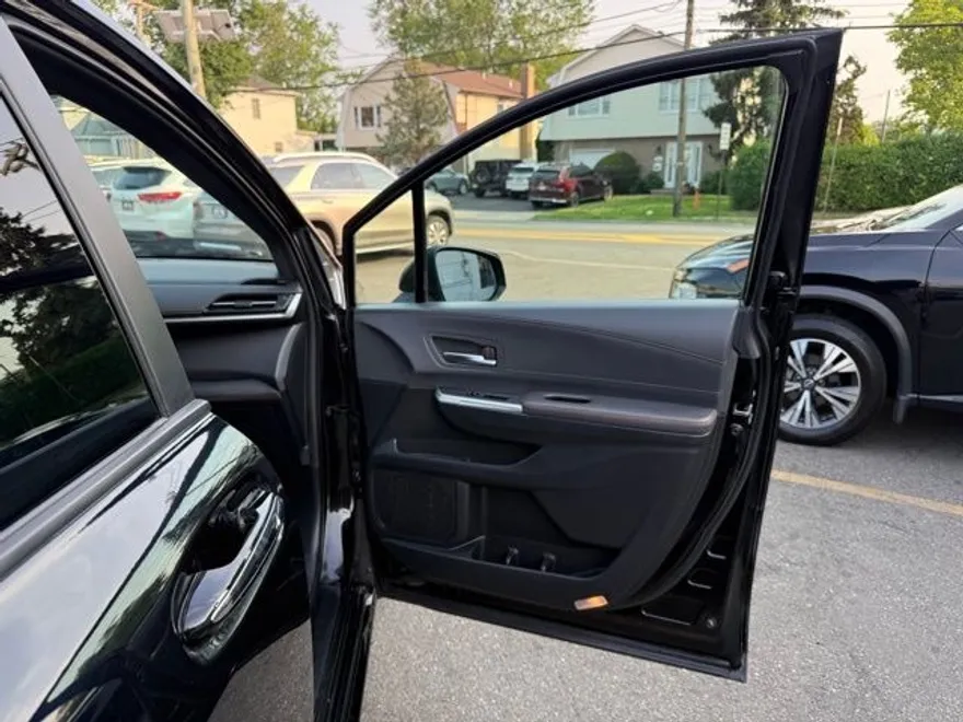 2022 Toyota Sienna XSE photo 26