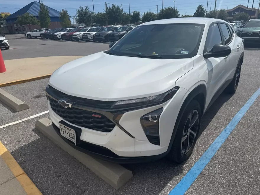 2024 Chevrolet Trax photo 1