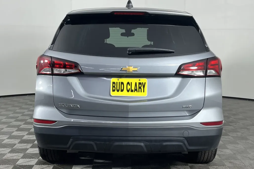 2023 Chevrolet Equinox LS photo 1
