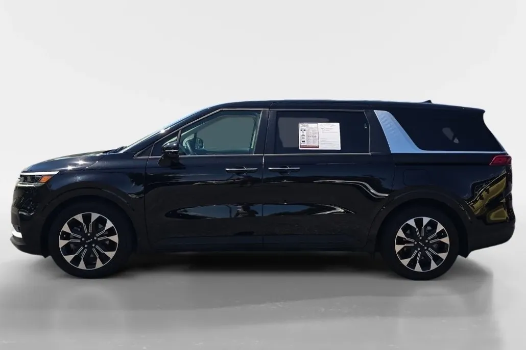 2024 Kia Carnival EX photo 1