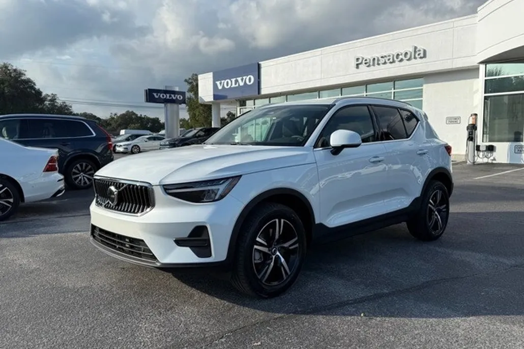 2025 Volvo XC40 Core photo 1