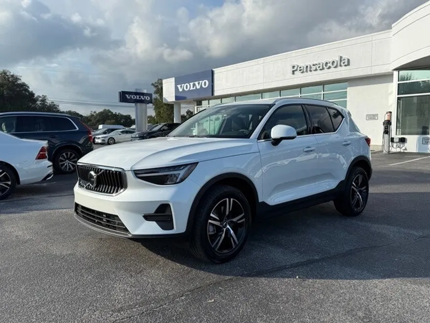 2025 Volvo XC40 Core photo 1