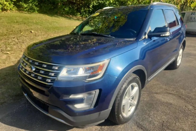 2017 Ford Explorer XLT photo 1