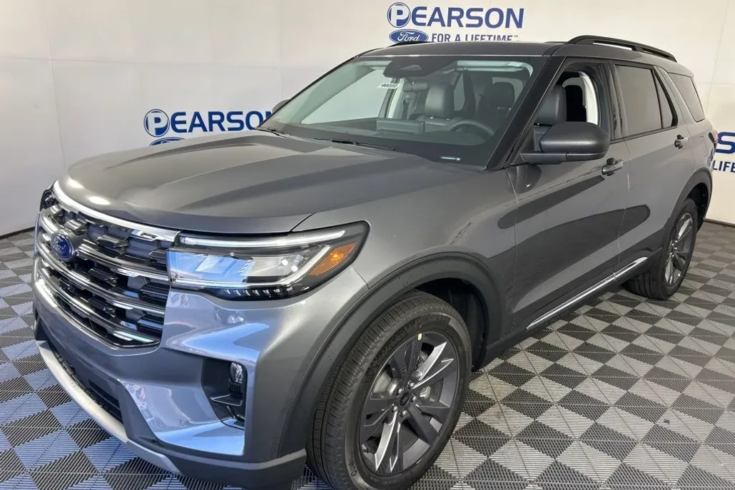 2025 Ford Explorer photo 1