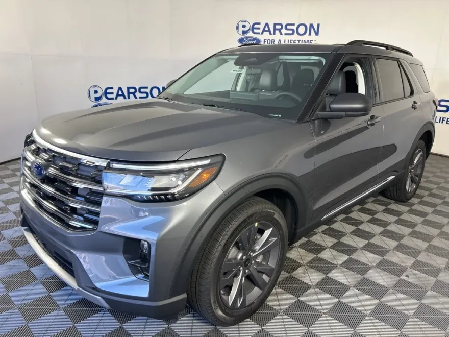 2025 Ford Explorer photo 1
