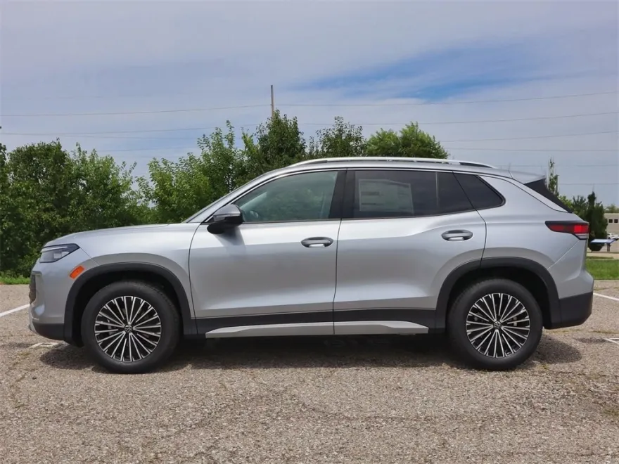 2025 Volkswagen Tiguan S photo 1