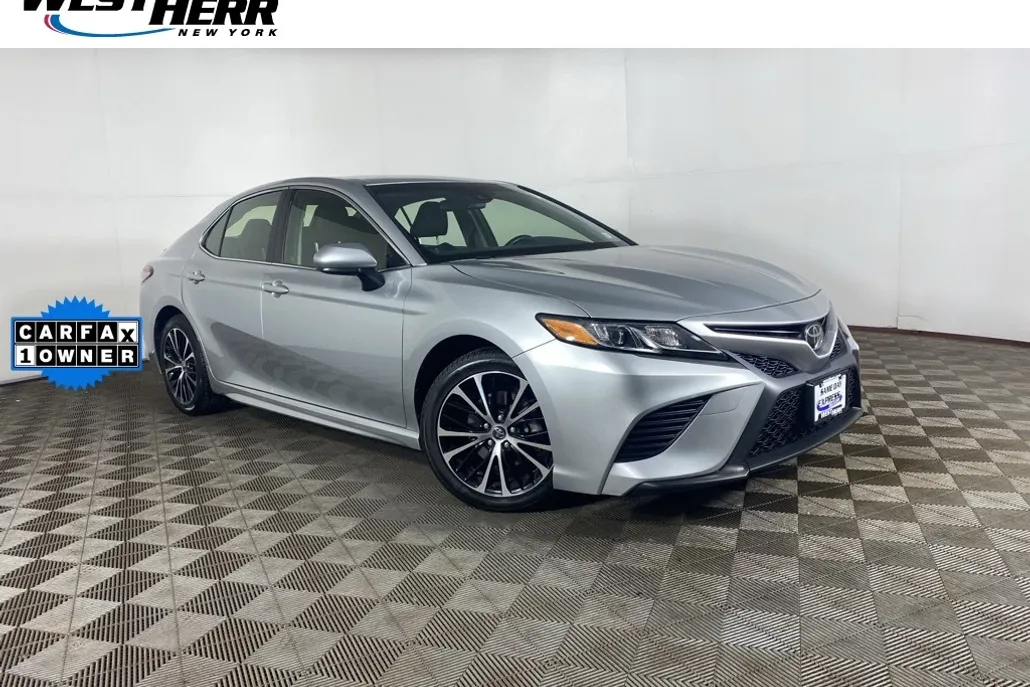 2018 Toyota Camry SE photo 1