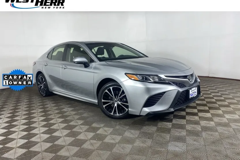 2018 Toyota Camry SE photo 1
