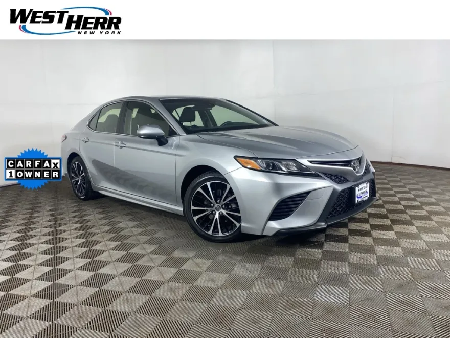 2018 Toyota Camry SE photo 1