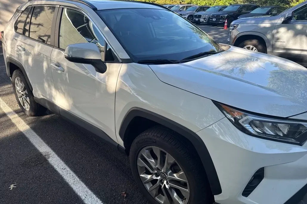 2020 Toyota RAV4 XLE Premium photo 1