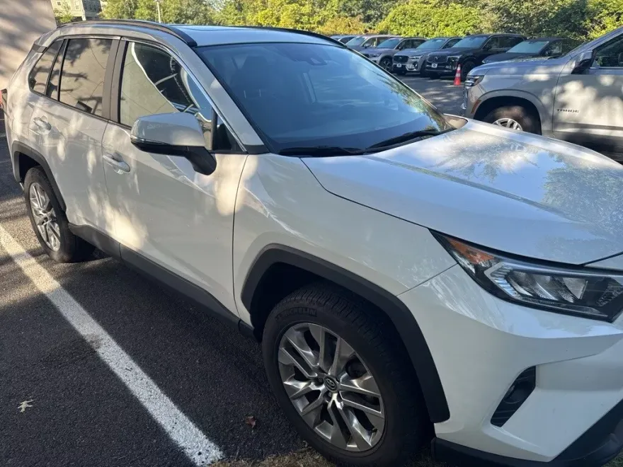 2020 Toyota RAV4 XLE Premium photo 1