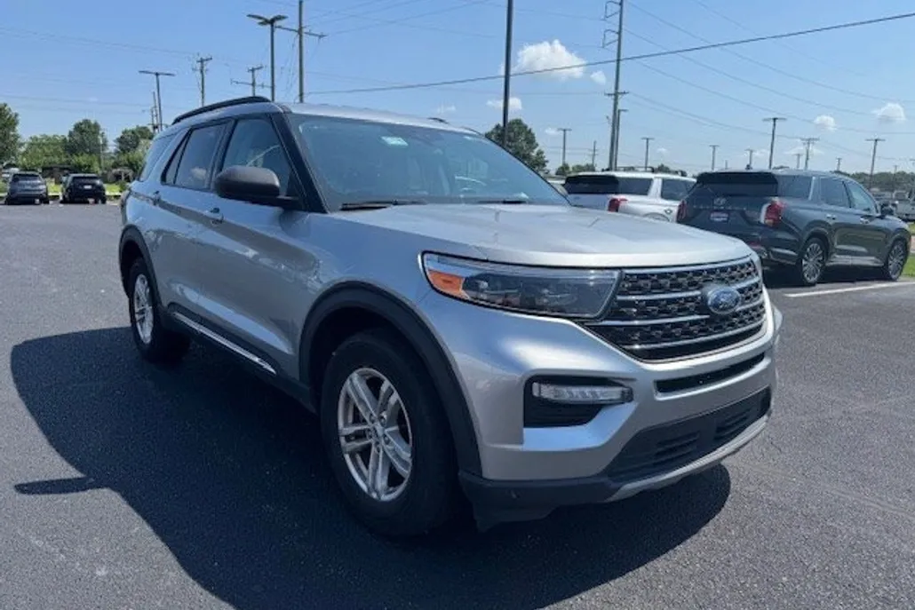 2023 Ford Explorer XLT photo 1