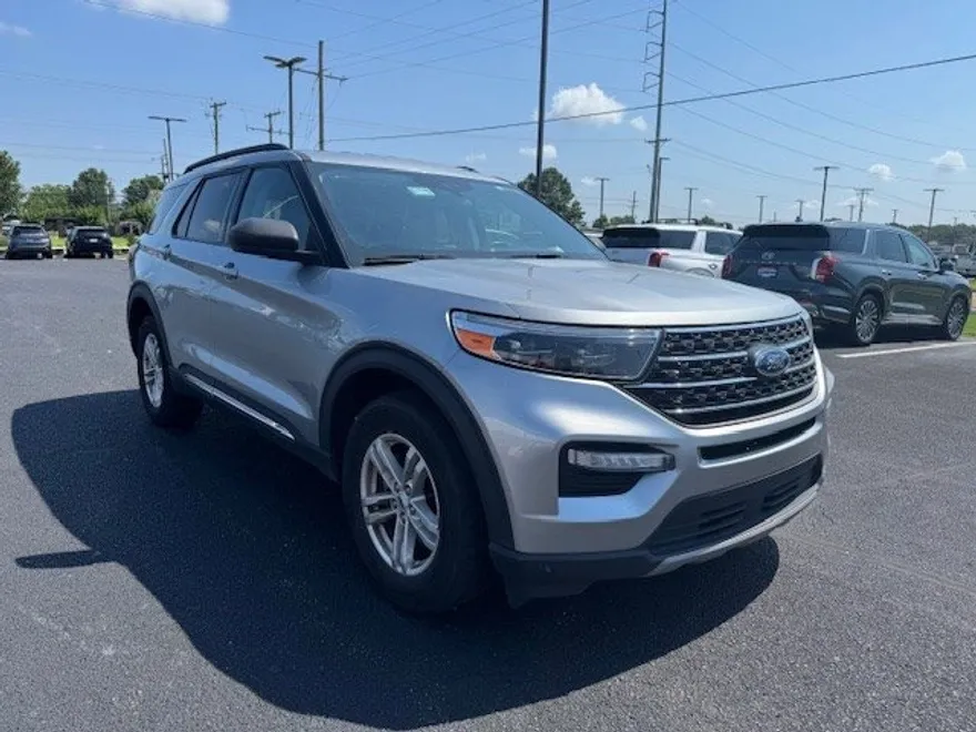 2023 Ford Explorer XLT photo 1
