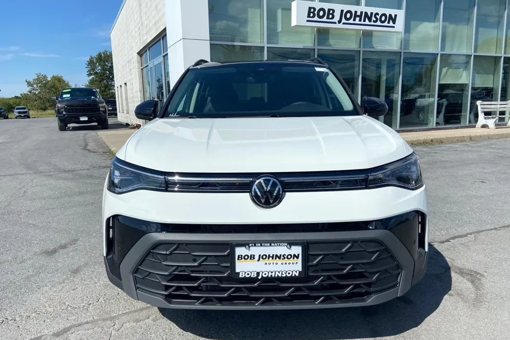 2025 Volkswagen Taos SE photo 1