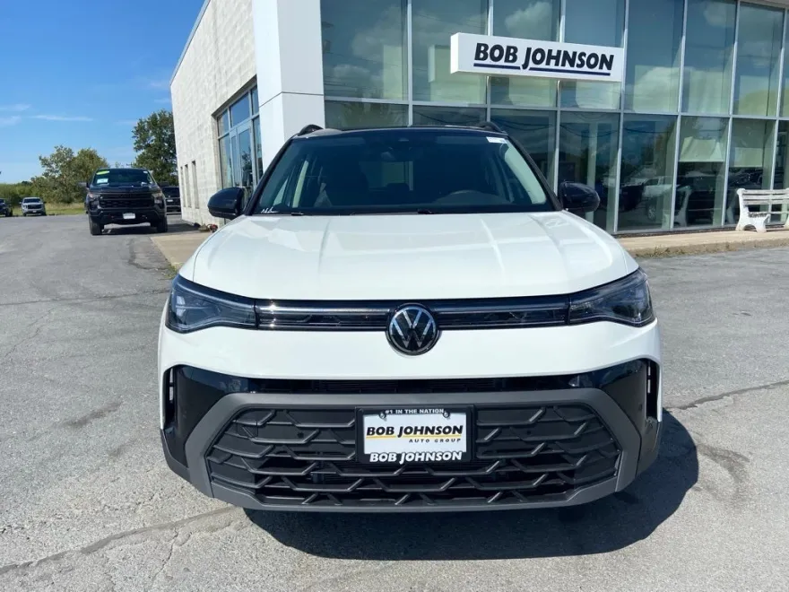 2025 Volkswagen Taos SE photo 1